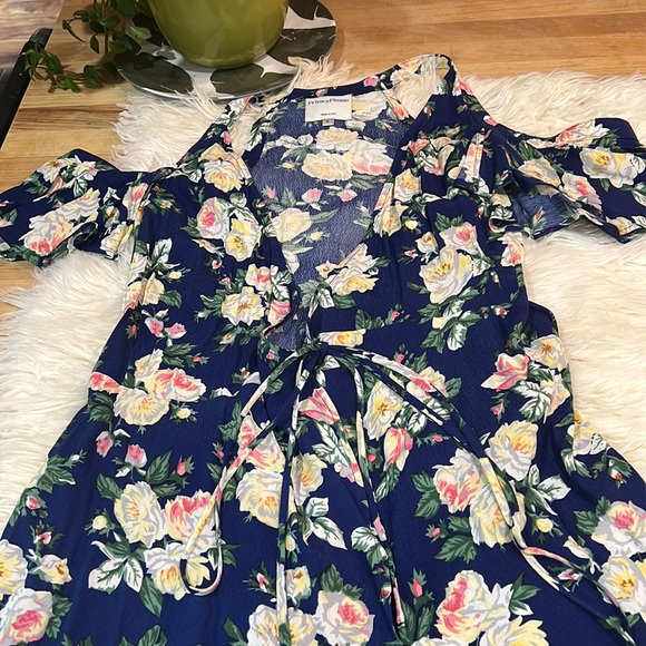 Privacy Please floral cold shoulder wrap dress - Picture 3 of 8